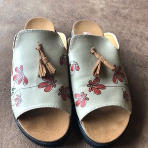 Cute leather flowered slide sandals worn 2x